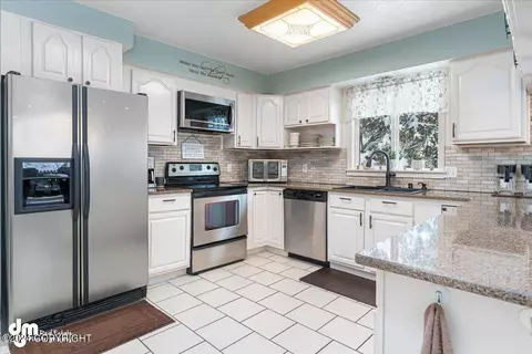 Kitchen - 9902 Amchitka Cir, Eagle River, AK 99577 photo 3 of 6