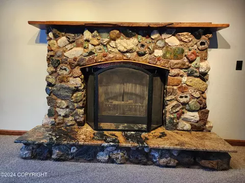Living - 20527 Mark Cir, Chugiak, AK 99567 photo 16 of 18