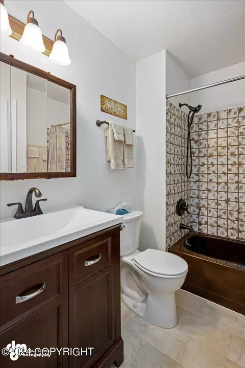 Bath - 6542 E 16th Ave, Anchorage, AK 99504 photo 4 of 8