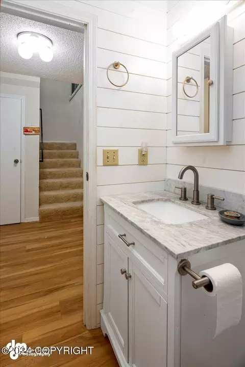 Bath - 6542 E 16th Ave, Anchorage, AK 99504 photo 3 of 8