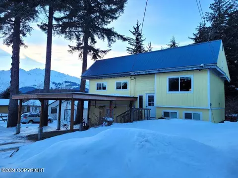 327 Lynnvue Dr, Haines, AK 99827