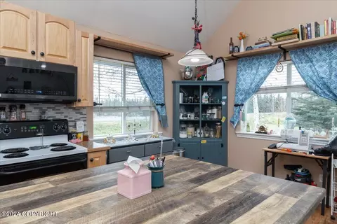 910 Refinery Loop, North Pole, AK 99705 photo 3