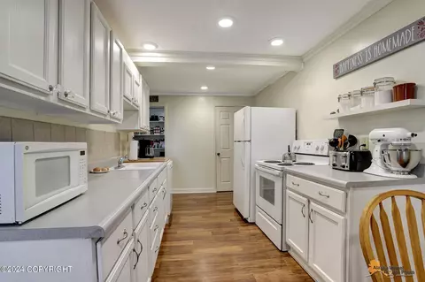 Kitchen - 16214 N Bading Ln, Willow, AK 99688 photo 4 of 5
