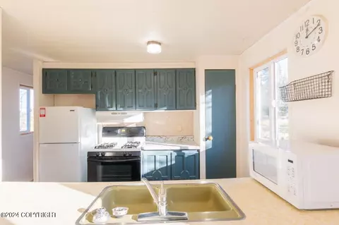 Kitchen - 65449 Lingonberry Rd, Ninilchik, AK 99639 photo 4 of 6