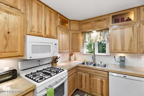 4945 E 43rd Ave, Anchorage, AK 99508 photo 9