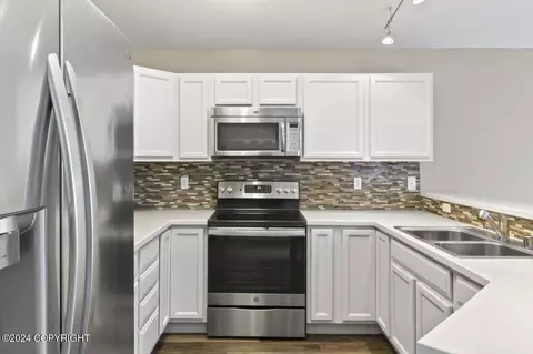 Kitchen - 20400 Granite Park Cir, Eagle River, AK 99577 photo 3 of 5