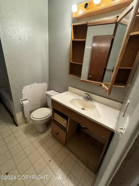 Bath - 421 E 45th Ave, Anchorage, AK 99503 photo 4 of 5