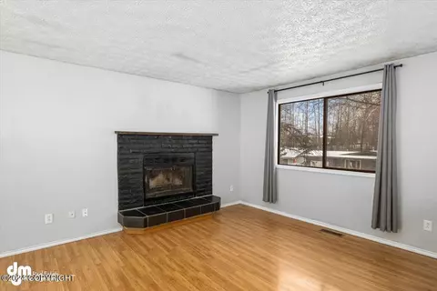Living - 11308 Mausel St, Eagle River, AK 99577 photo 2 of 6