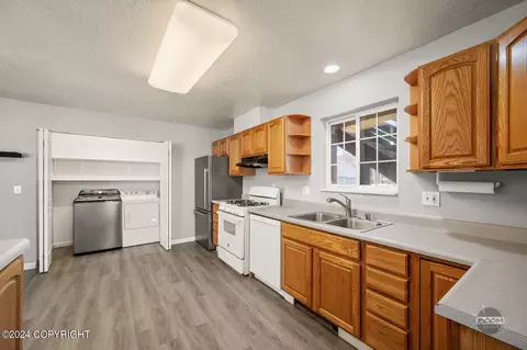 Kitchen - 16530 Mercy Dr, Eagle River, AK 99577 photo 4 of 8