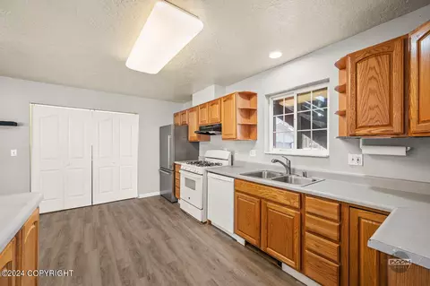 Kitchen - 16530 Mercy Dr, Eagle River, AK 99577 photo 3 of 8