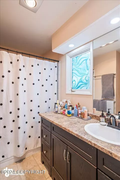 Bath - 10711 Commodore Dr, Anchorage, AK 99515 photo 2 of 5