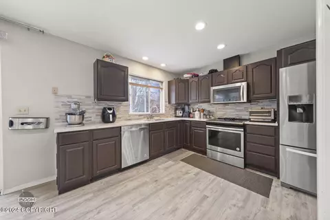 Kitchen - 7827 Stanley Dr, Anchorage, AK 99518 photo 4 of 7