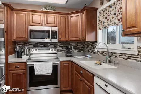 Kitchen - 8420 E 20th Ave, Anchorage, AK 99504 photo 5 of 7