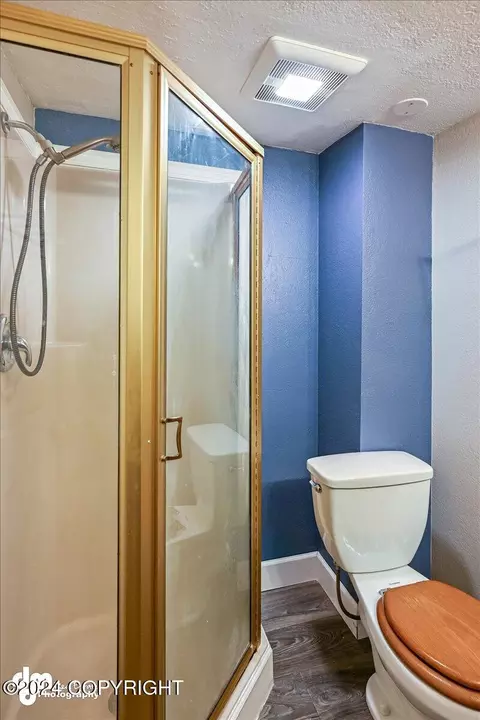 Bath - 3561 E 20th Ave, Anchorage, AK 99508 photo 3 of 4
