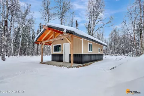 15991 E Kashwitna Rd, Talkeetna, AK 99676