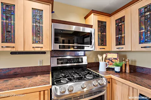 Kitchen - 24010 The Clearing Dr, Eagle River, AK 99577 photo 4 of 5