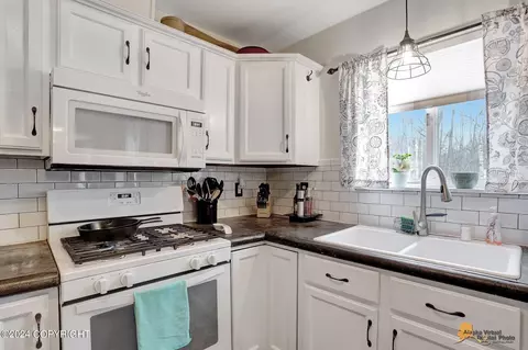 Kitchen - 24336 Leos Rd, Chugiak, AK 99567 photo 2 of 4