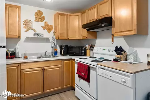 Kitchen - 16845 Young Dr, Eagle River, AK 99577 photo 7 of 15