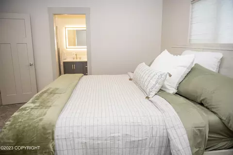 Bedroom - 3536 E 17th Ave, Anchorage, AK 99508 photo 4 of 8