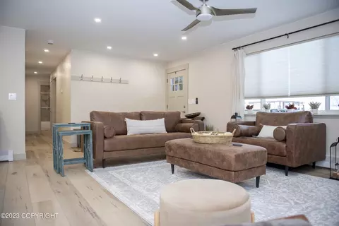 Living - 3536 E 17th Ave, Anchorage, AK 99508 photo 4 of 6