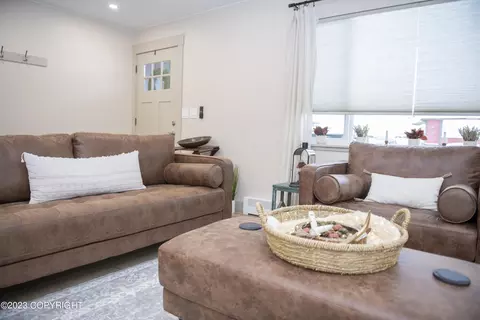Living - 3536 E 17th Ave, Anchorage, AK 99508 photo 3 of 6