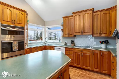 Kitchen - 27438 Paramount Dr, Eagle River, AK 99577 photo 3 of 4