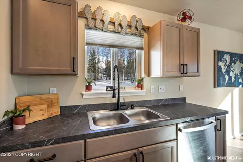 Kitchen - 13346 Curry Ridge Cir, Eagle River, AK 99577 photo 5 of 6