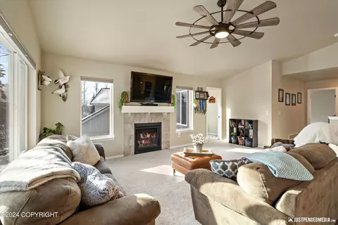 Living - 13346 Curry Ridge Cir, Eagle River, AK 99577 photo 2 of 5