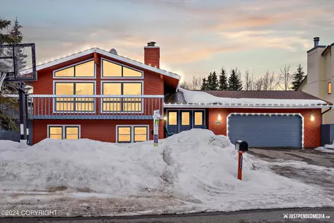 2200 Yorkshire Ln, Anchorage, AK 99504