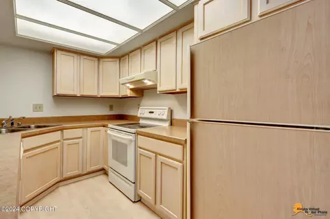 Kitchen - 1440 E St # 2, Anchorage, AK 99501 photo 2 of 4
