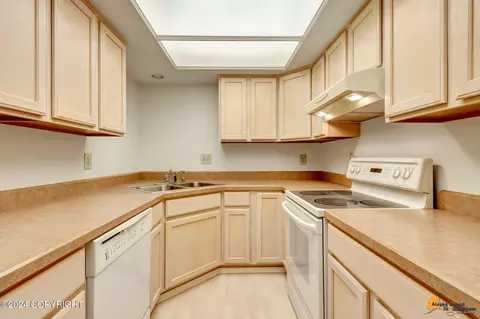 Kitchen - 1440 E St # 2, Anchorage, AK 99501 photo 1 of 4