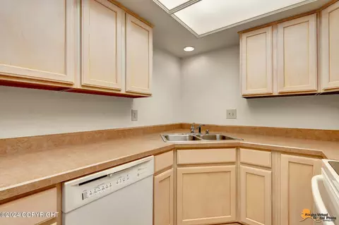 Kitchen - 1440 E St # 2, Anchorage, AK 99501 photo 3 of 4