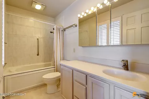 Bath - 1440 E St # 2, Anchorage, AK 99501 photo 2 of 3