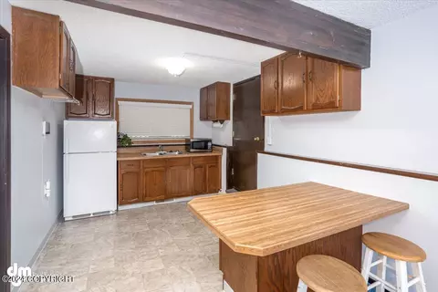 Kitchen - 7927 E 20th Ave, Anchorage, AK 99504 photo 5 of 6
