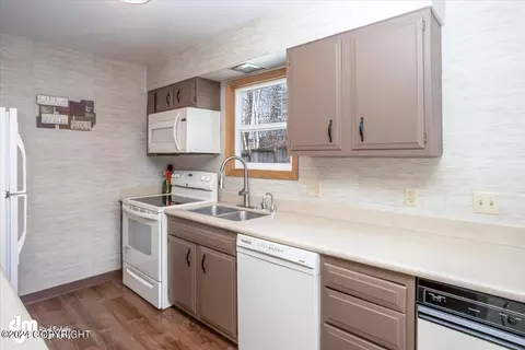 Kitchen - 7927 E 20th Ave, Anchorage, AK 99504 photo 2 of 6