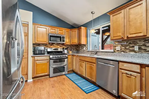Kitchen - 19721 Revilla Cir, Eagle River, AK 99577 photo 4 of 9