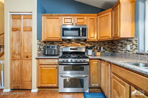 Kitchen - 19721 Revilla Cir, Eagle River, AK 99577 photo 6 of 9