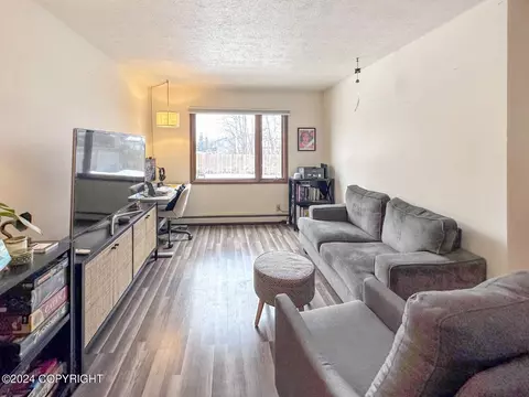Living - 10212 Thimble Berry Dr, Anchorage, AK 99515 photo 2 of 4