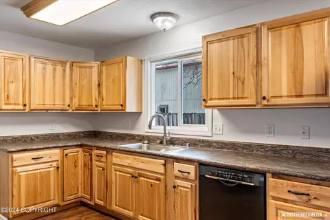 Kitchen - 17201 Kantishna Dr, Eagle River, AK 99577 photo 2 of 5