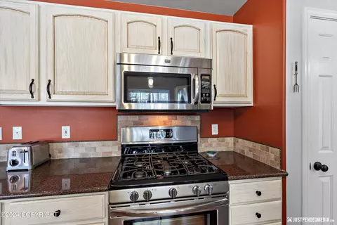 Kitchen - 16462 Nicoli Way, Eagle River, AK 99577 photo 4 of 4