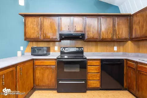 Kitchen - 8431 E 5th Ave, Anchorage, AK 99504 photo 4 of 4