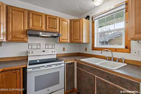 Kitchen - 4310 E 4th Ave, Anchorage, AK 99508 photo 3 of 3