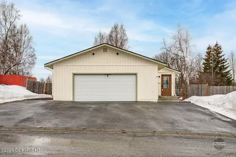 8520 Flamingo Dr, Anchorage, AK 99502