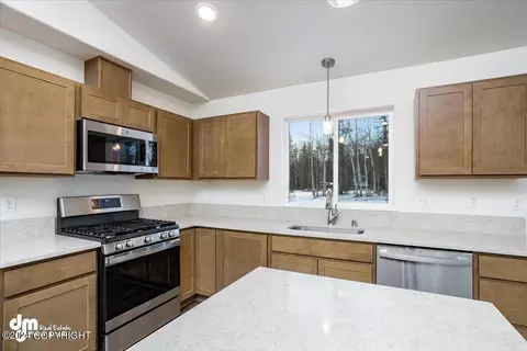 Kitchen - 7360 E Obsidian Loop, Wasilla, AK 99654 photo 5 of 8