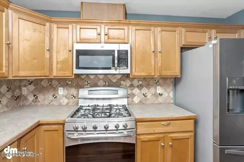 Kitchen - 13509 Vasili Dr, Eagle River, AK 99577 photo 7 of 9