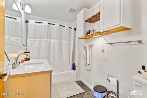 Bath - 4780 E Crane Rd, Wasilla, AK 99654 photo 3 of 3