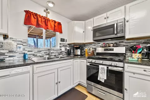 Kitchen - 4780 E Crane Rd, Wasilla, AK 99654 photo 4 of 6