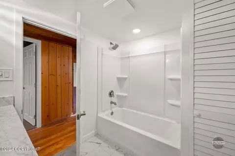 Bath - 1722 Brink Dr, Anchorage, AK 99504 photo 4 of 5