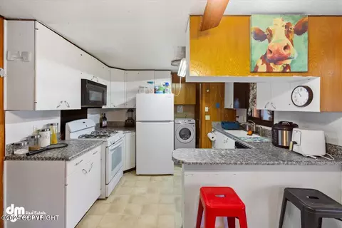 Kitchen - 8112 E 4th Ave, Anchorage, AK 99504 photo 2 of 3