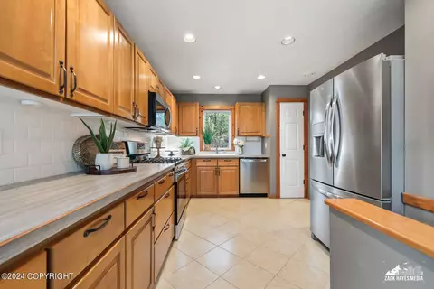 Kitchen - 17135 Santa Maria Dr, Eagle River, AK 99577 photo 5 of 8